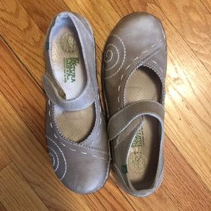 Sz40 El Naturalista Velcro Mary Janes